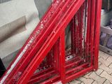 une photo d'un châssis de fenêtre rouge posé par terre