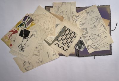 de nombreux dessins sur les pages d'un livre