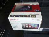une boîte posée sur une étagère dans un magasin