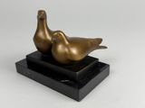 sculpture en bronze représentant deux oiseaux, posée sur un socle en marbre noir