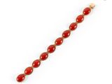 un bracelet en or jaune et en jade rouge