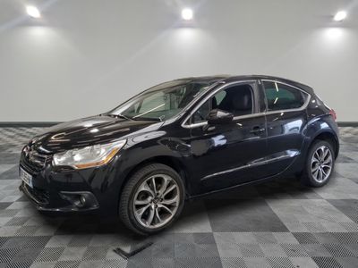 une voiture noire est garée sur le sol en damier d'un garage