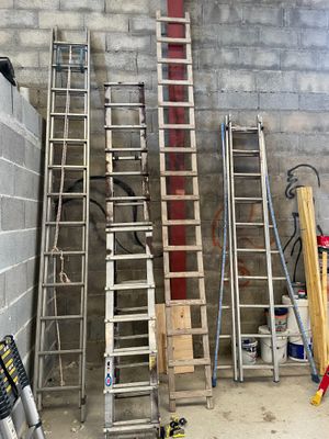 de nombreuses échelles appuyées contre le mur