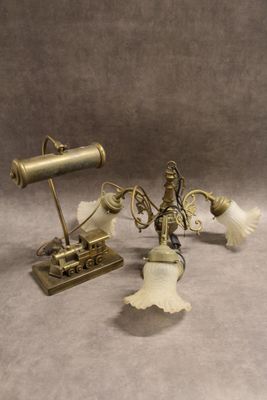 une petite lampe posée sur une table à côté d'une lampe