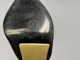 la semelle d'une paire de chaussures noires à talon doré
