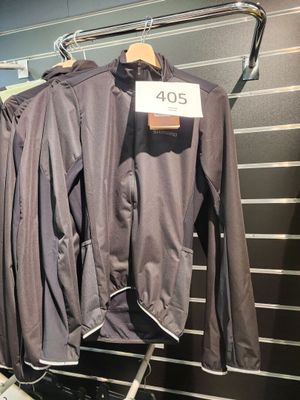 deux vestes suspendues à un portant dans un magasin