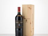 la bouteille de vin se trouve à côté d'une caisse en bois