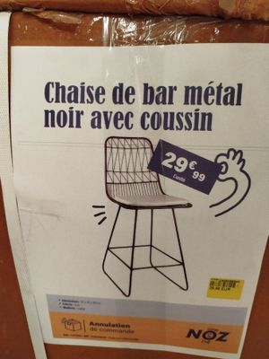 une affiche accrochée au mur d'un magasin faisant la promotion d'une chaise