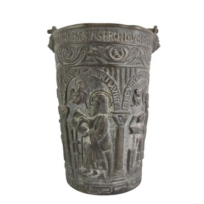 un vase avec l'image d'un homme et d'une femme dessus