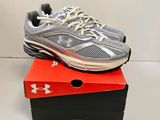 une paire de chaussures Under Armour pour homme posée sur une boîte