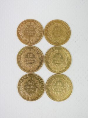 six pièces différentes sont disposées en ligne sur une surface blanche