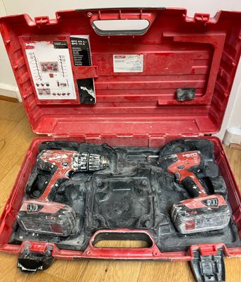 une caisse à outils rouge avec des outils sur le sol