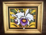 tableau représentant une orchidée blanche dans un cadre doré sur fond jaune