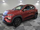 Une voiture rouge est garée sur un sol à damier dans un showroom.