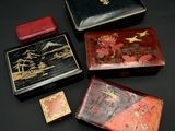 plusieurs types de boîtes décoratives posées sur une surface noire