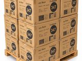 des cartons empilés les uns sur les autres sur une palette