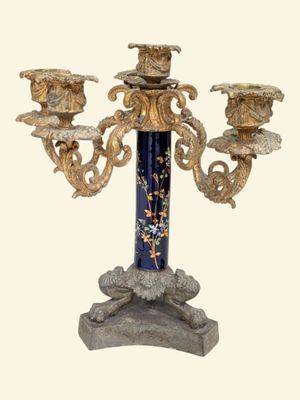 un chandelier bleu et or sur lequel sont disposées trois bougies