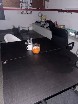 3 tables bois lamifié 1 poubelle plastique