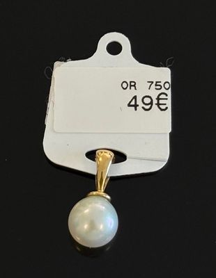 un gros plan sur une étiquette blanche ornée d'une perle