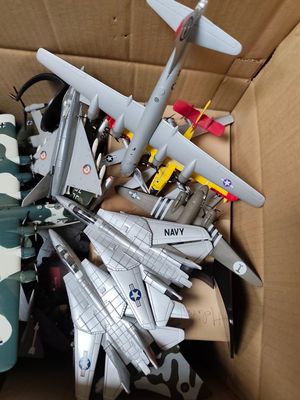 une boîte en carton remplie d'avions miniatures et d'autres jouets