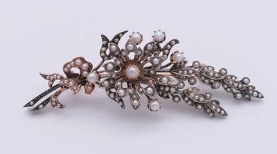 Très élégante broche ancienne en or jaune 750 et argent orné…