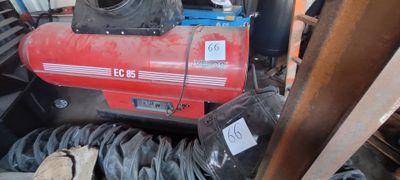 une machine rouge qui se trouve dans un garage