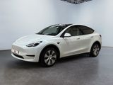une Tesla Model X blanche garée dans une pièce blanche
