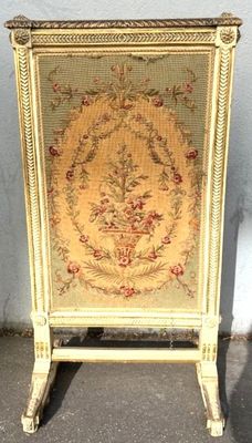 un pare-feu d'aspect très ancien, dans un coin de la pièce