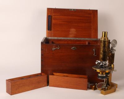 MORLOT MAURY Paris Microscope en laiton doré. Avec son coffr…