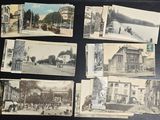 plusieurs vieilles photos en noir et blanc de personnes et de bâtiments sur une table