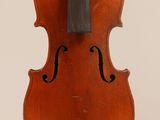 un vieux violon posé sur une surface blanche