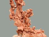 une image représentant une statue d'une femme avec un dragon sur le dos