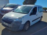 une camionnette blanche garée dans un parking
