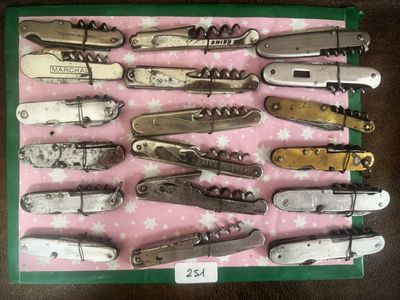 de nombreux types de couteaux exposés dans une boîte