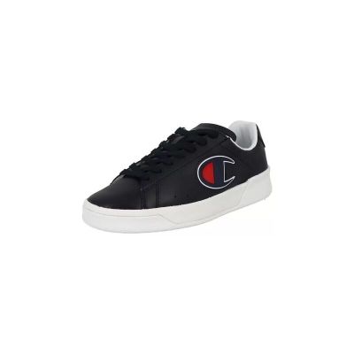 une basket en cuir noir avec un logo rouge et blanc sur le côté