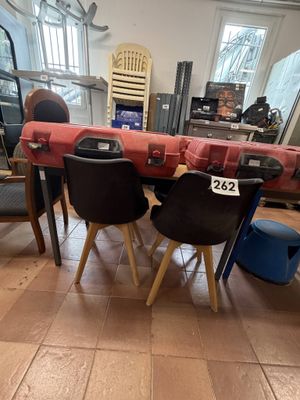 une table entourée de nombreuses chaises