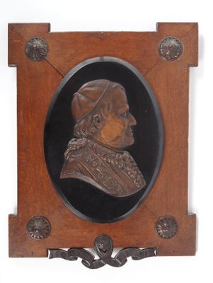 plaque en bois représentant une femme de profil sur fond noir