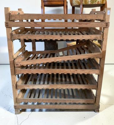 un casier à vin en bois sur lequel sont posées plusieurs bouteilles