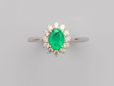 Bague en or gris 750°/°°(18K) , sertie d'une émeraude ovale …