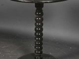 une image représentant une table noire avec un plateau en marbre