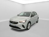 Une voiture blanche est garée dans une pièce blanche au sol blanc.