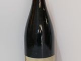 une bouteille de vin posée sur une table