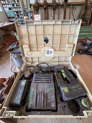 une boîte à outils contenant des outils, posée sur le sol
