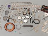 beaucoup de bijoux posés sur la table
