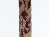un vase marron orné d'un motif floral