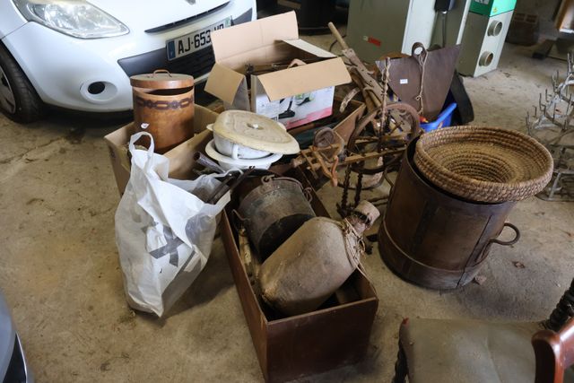 Art populaire : important lot d’outillage, tamis, mesures à grain...