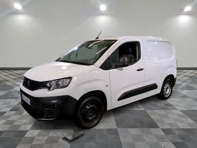 la camionnette blanche est garée sur un sol carrelé en damier