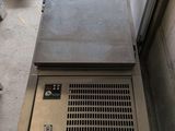 une machine posée par terre à côté d'une porte
