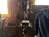 un homme debout dans une pièce avec une machine