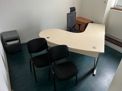 Bureau avec retour dessus en mélaminé clair, armoire basse 2…
